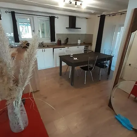 Lägenhet Maison De Village A